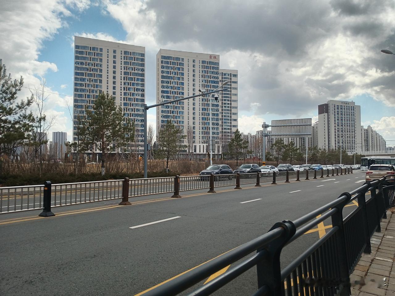 一线大城市的房价是不会跌的，年轻人喜欢去大城市里工作，还要买房。
像我们这二线城