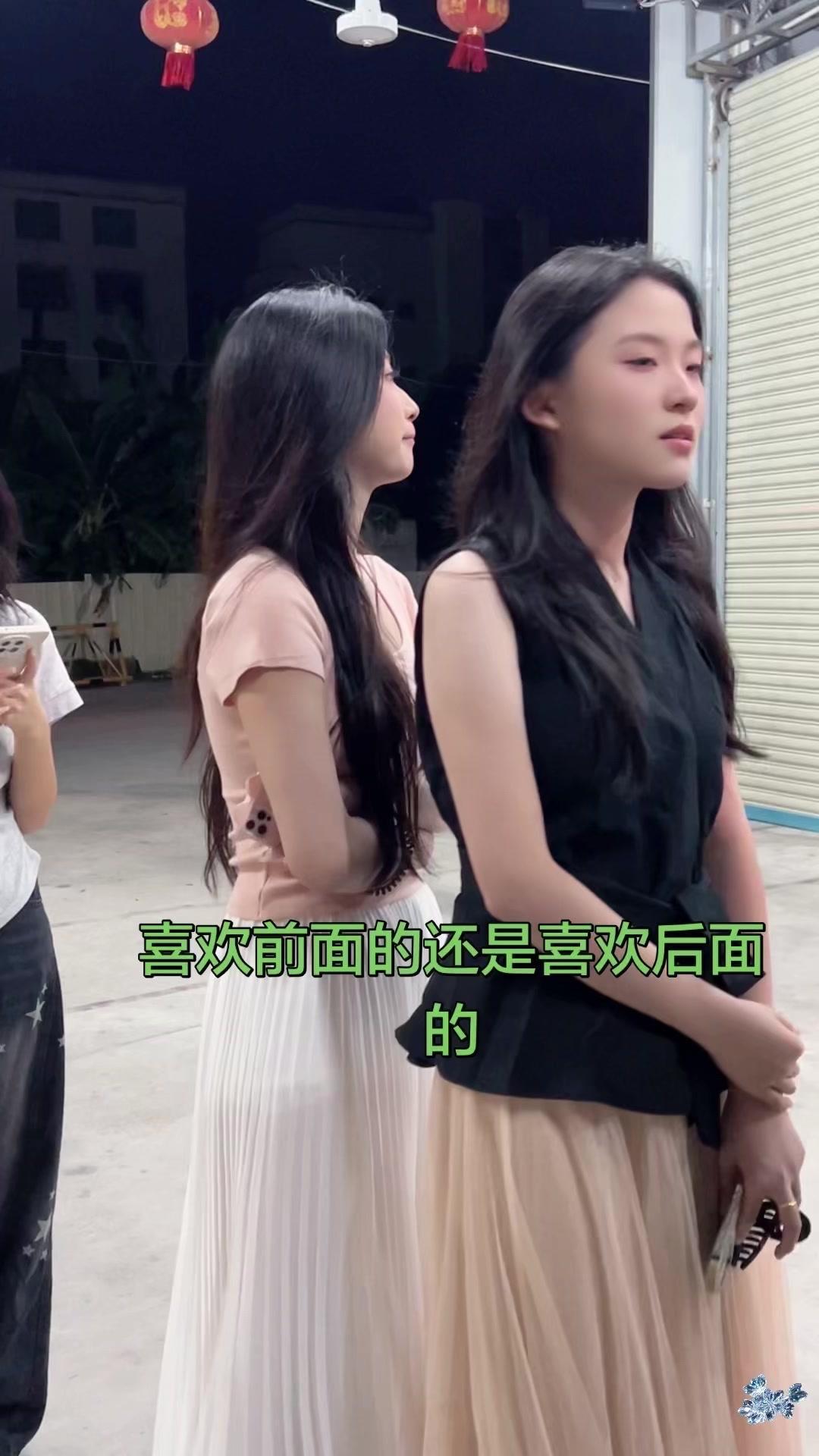 走在民俗巡游队伍里的标旗女孩，各有各的灵动鲜活，前边的娇俏后边的明艳，很难选最喜