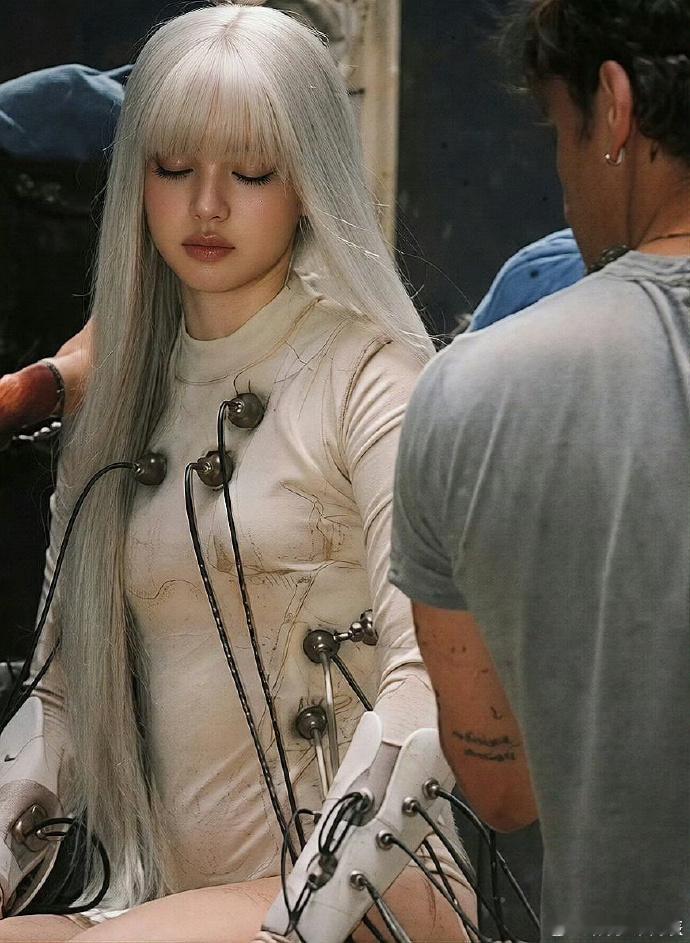 lisa银发机械天使 LISA与Anyma最新合作曲《Bad Angel》，银发