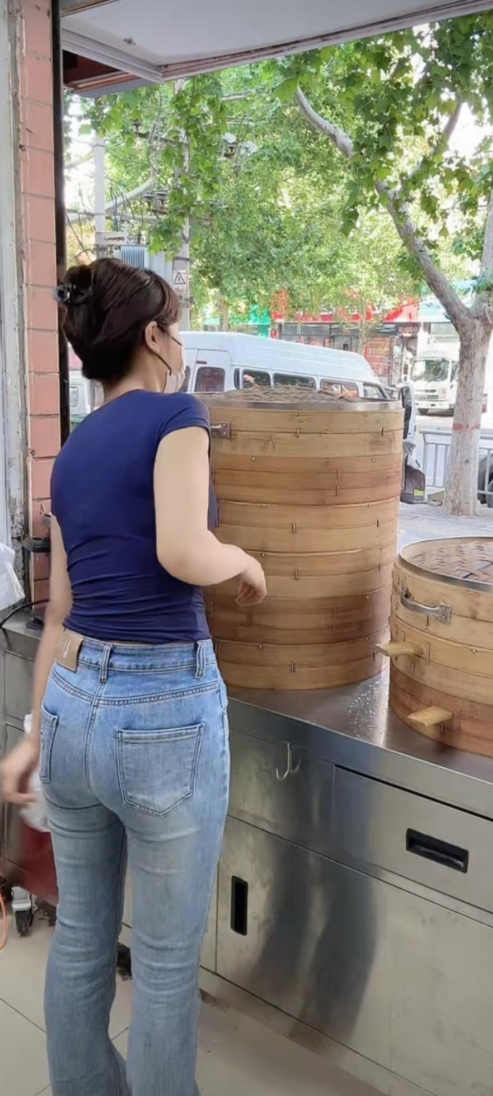 把过往的遗憾都化作春泥，
把未来的期许都装进胸膛。