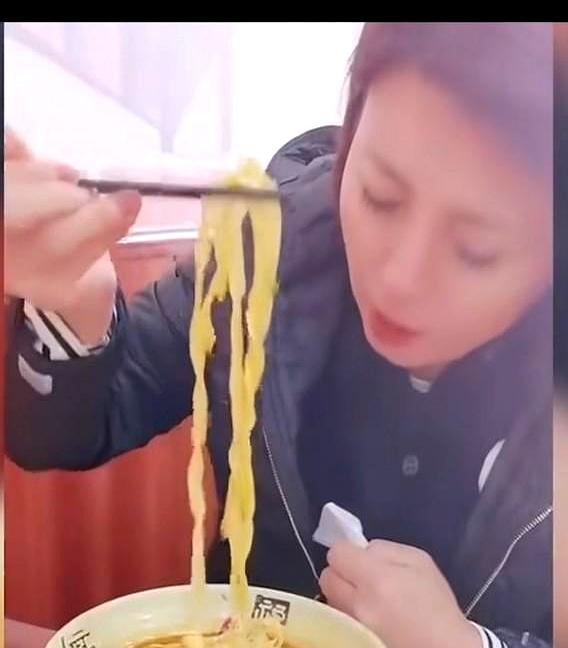 闫学晶一句“年收入不到40万养不起家”，直接炸了锅。
 

她儿子一部戏几十万，