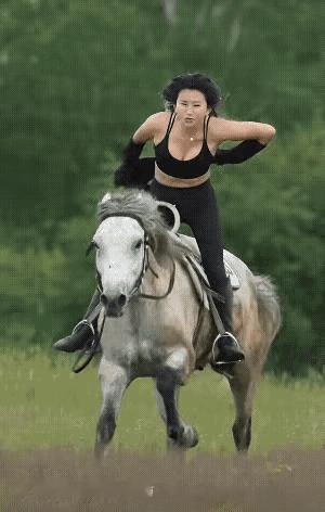 1 天呐！厉害了我的姐！不愧是草原上的女汉子。她像一阵驾驭风火的血色旋风，在马背