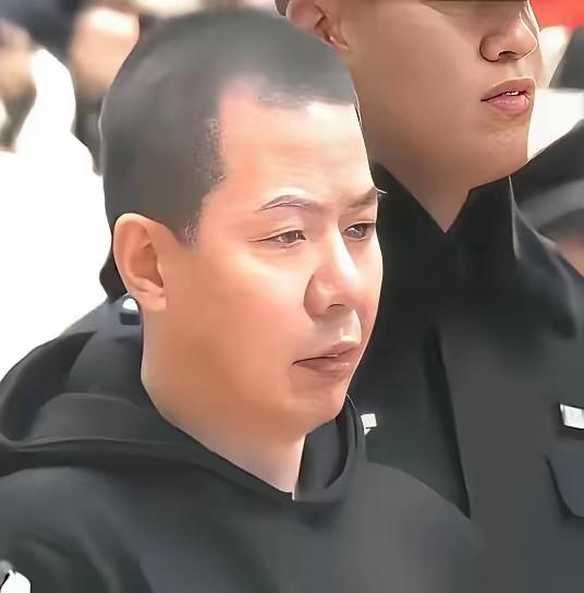 2013年，山西黑老大“小四毛”被妻子捞出监狱。出狱后，这个敛财12亿、坐牢像度