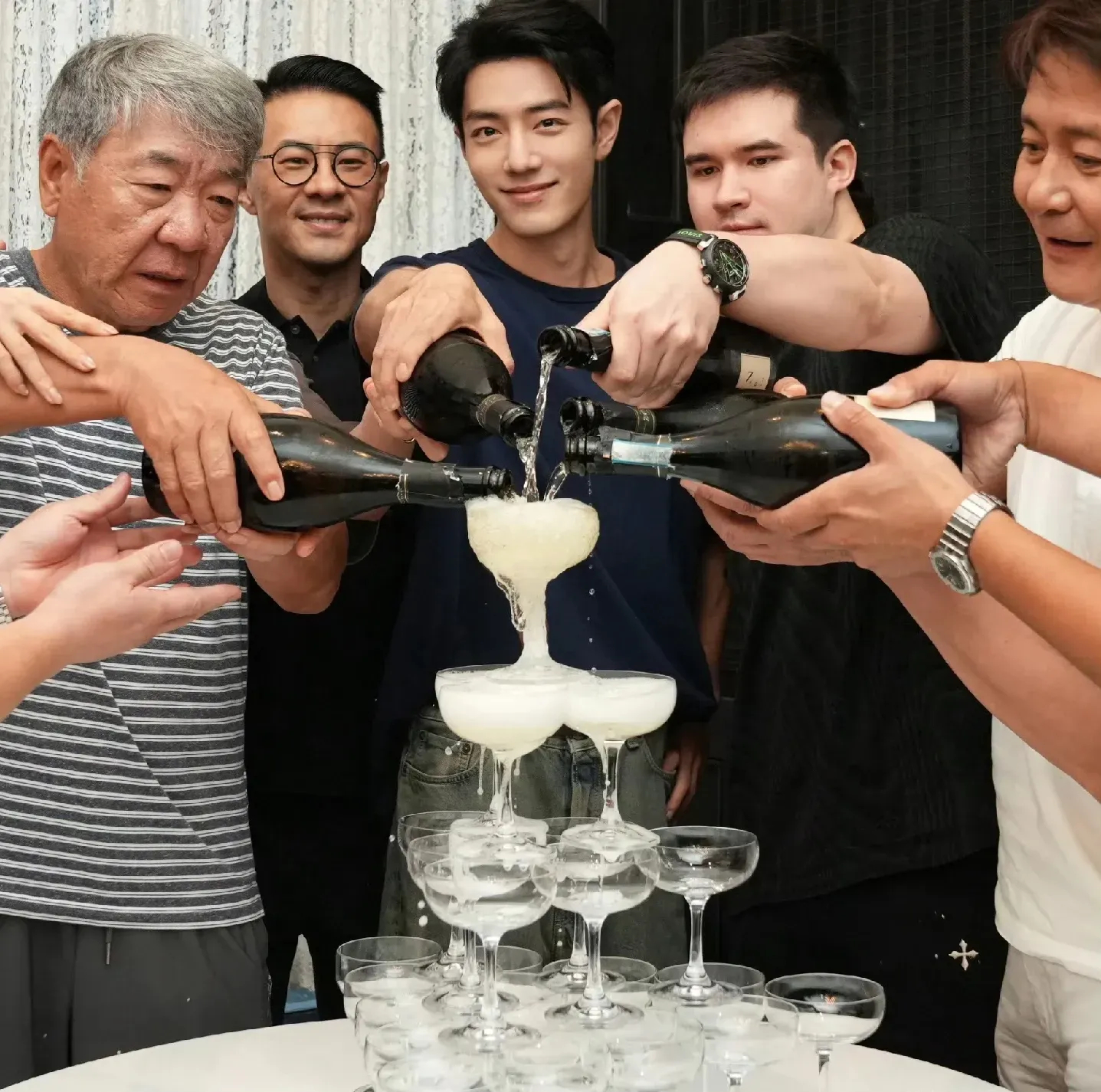 肖战帅气非凡，金陵魅魔任少白少爷亦难以抵挡其魅力。迷人风采，难以用言语表达。 ​