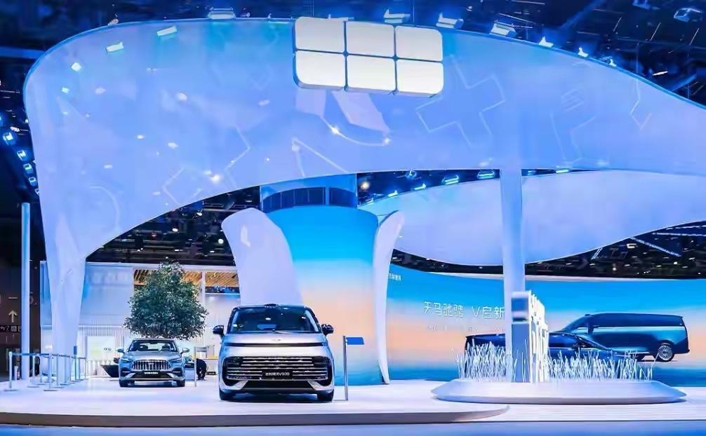 最近看各家的销量快报，发现在11月份，13万辆成了一个非常神奇的数字。吉利银河，