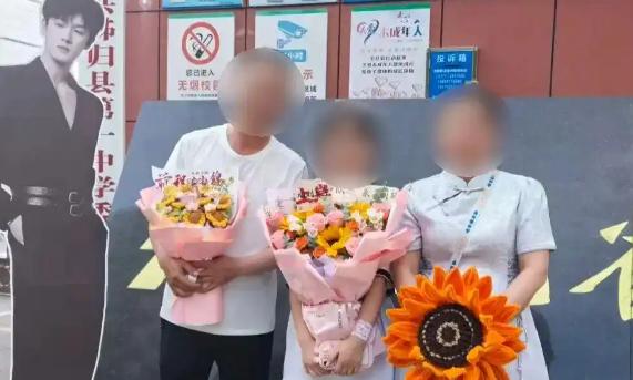 泪目了，湖北，一女孩高考582分，她没有先通知家人，而是第一时间发给了一位辅警阿