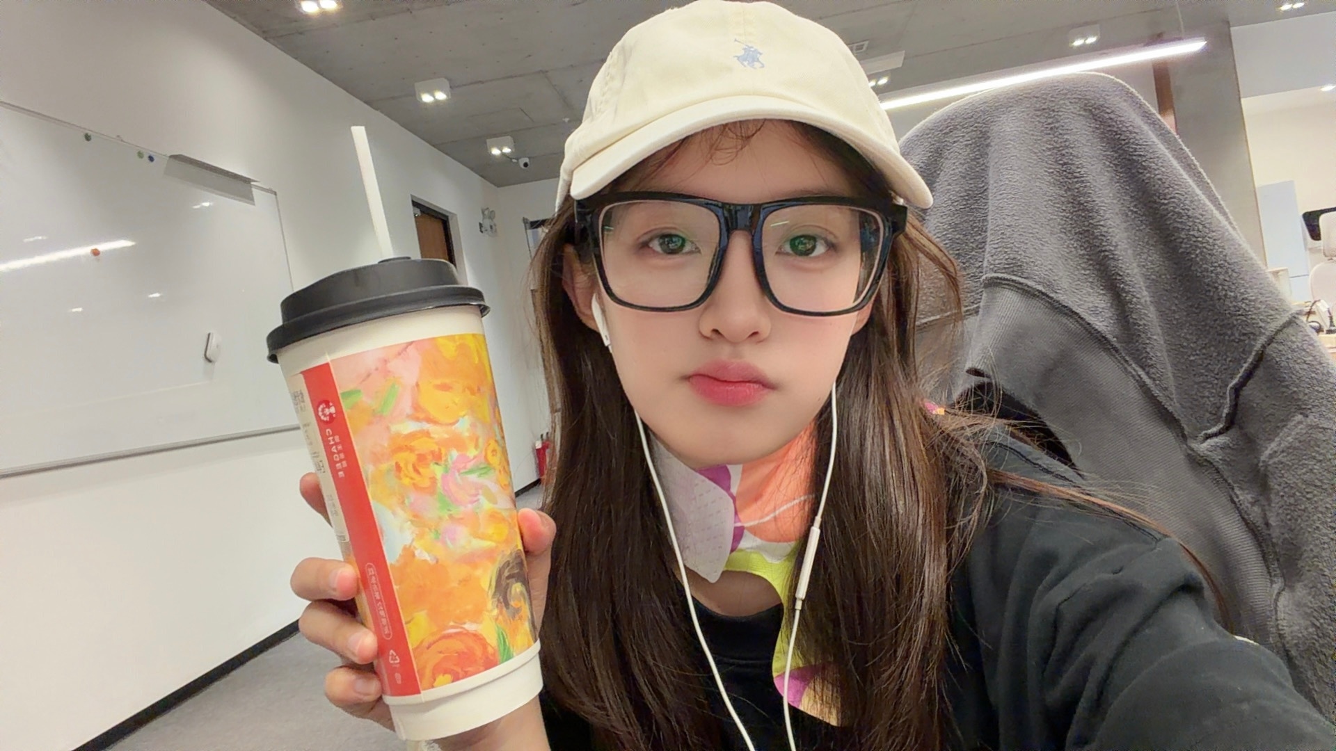 上午颈椎按摩完，缓解效果有限点杯奶茶犒劳一下，硬着头皮上班咯🥤 