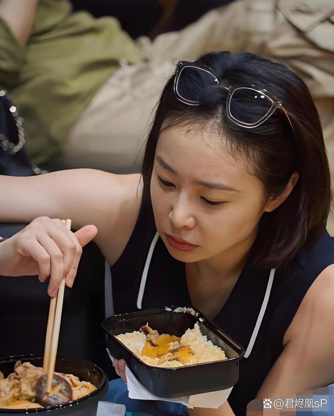 谁说明星私下都得端着架子、不食人间烟火？
看看高叶这组生图，简直让人直呼好家伙！