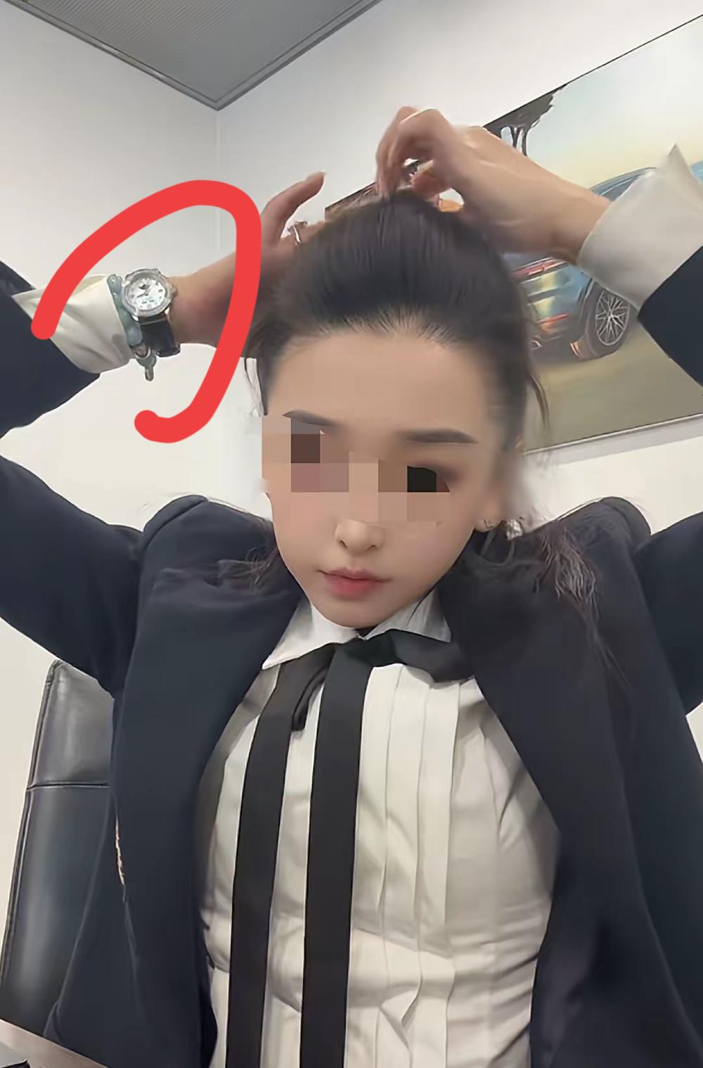 山东青岛保时捷销售冠军外在形象已经超越大部分同行
   看她的妆容不像34岁，倒