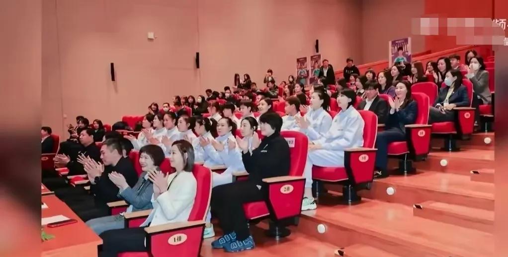 天津女排举行庆功仪式！[玫瑰][烟花]
天津女排再夺女排联赛冠军，十六冠了，真牛