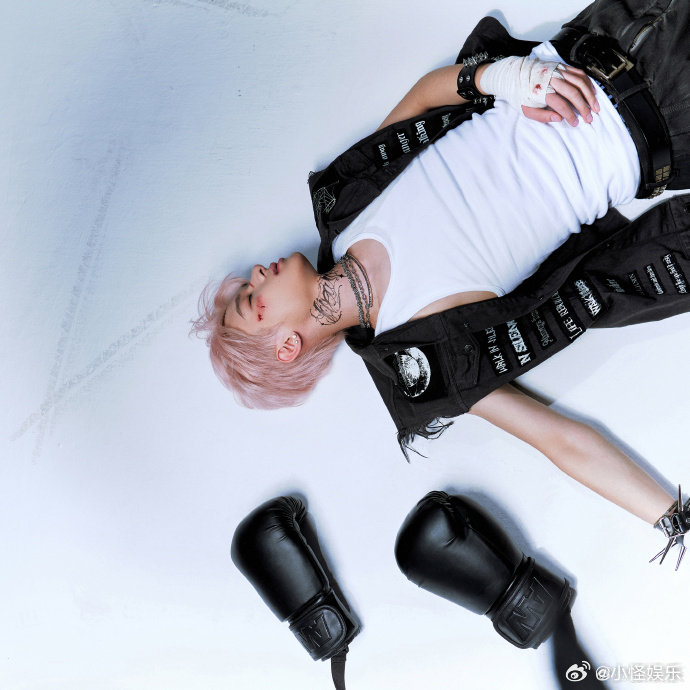 张峻豪allblack雨中彩排张峻豪你别太绝！雨中allblack彩排，帅到我词