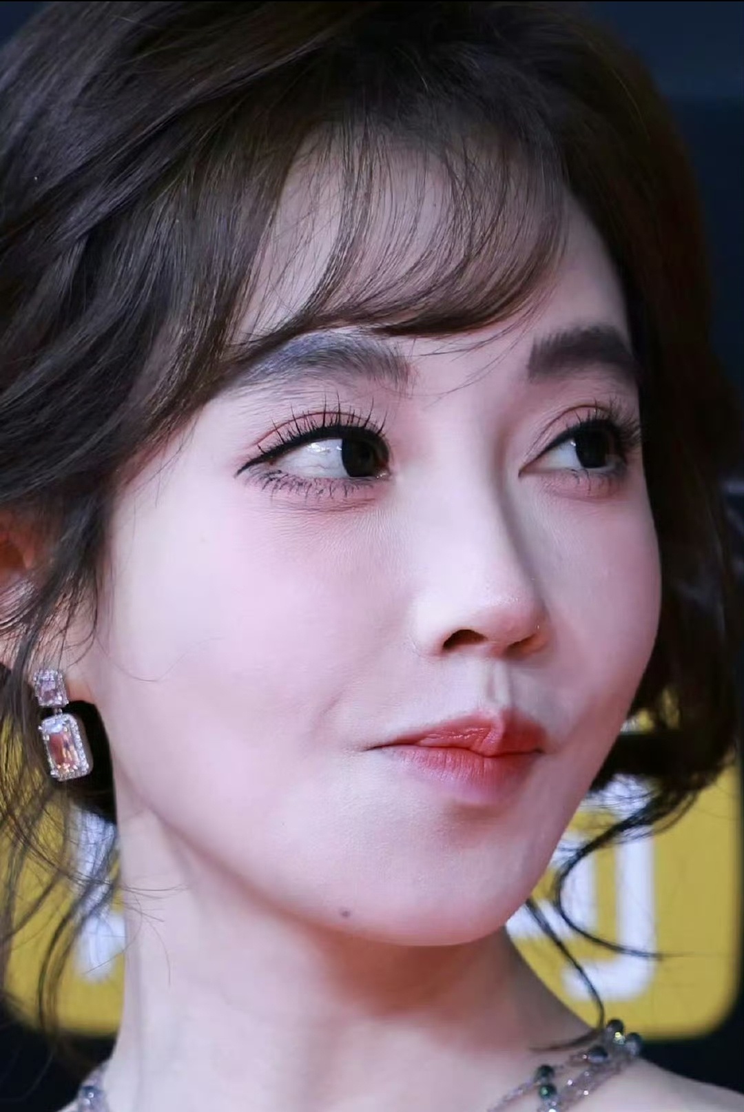 冯提莫也是性情中人呐。没化妆、没开美颜，穿着件宽松小背心，当着几万粉丝的面，抬手