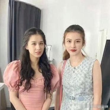 终于见到黄圣依真人模样，五官精致优越，真人颜值完全超出想象。 