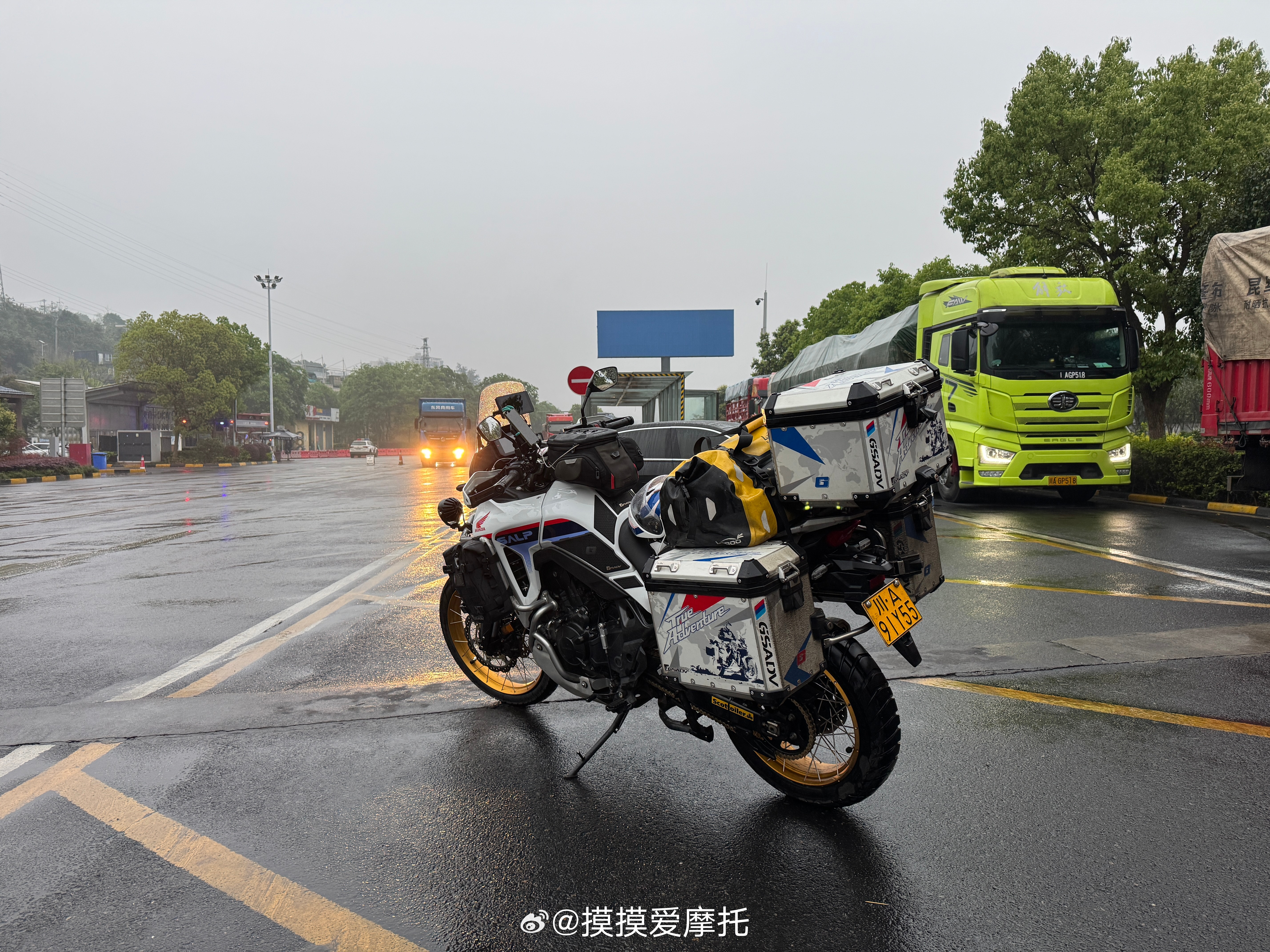 成毅机车 到云南了，天气不太好有点下小雨。摸摸爱分享 水富·楼坝服务区(银昆高速