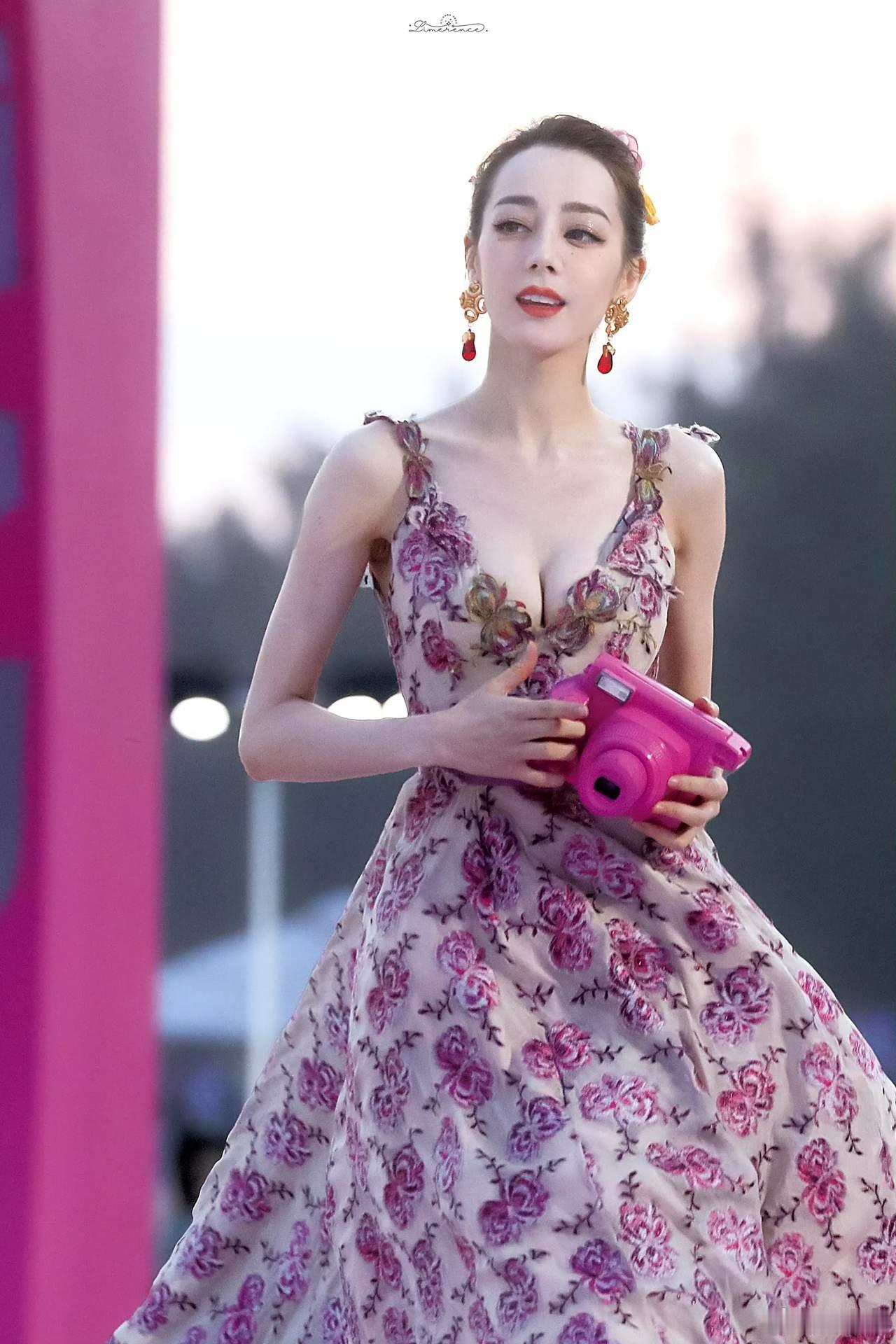 1.迪丽热巴最近一直在享受生活，正好也没有合适的本子在手里面，她这几年也很少休息