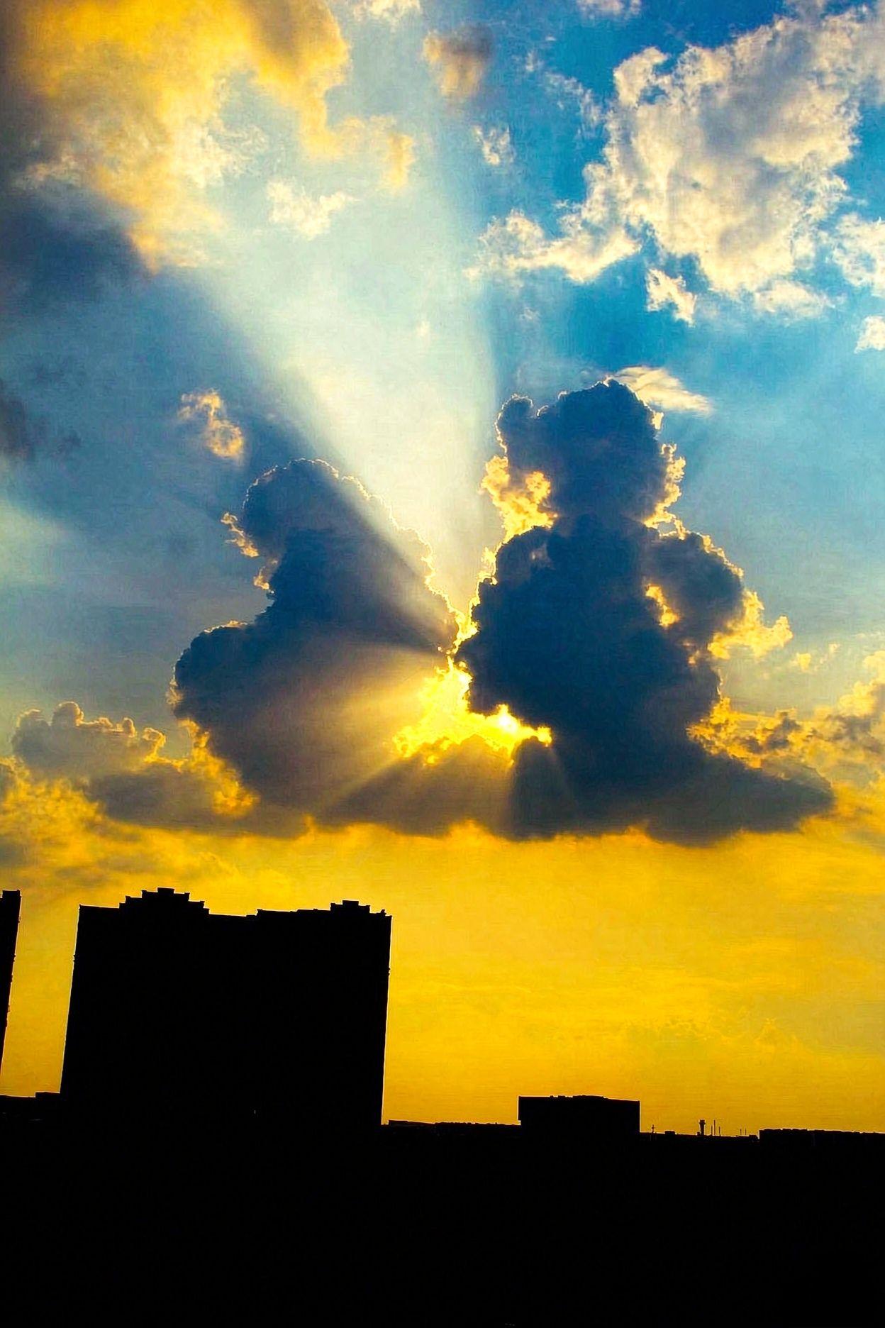 这束光，算不算你今天见过最温柔的东西？云隙光 治愈系风景 落日余晖 随手拍天空