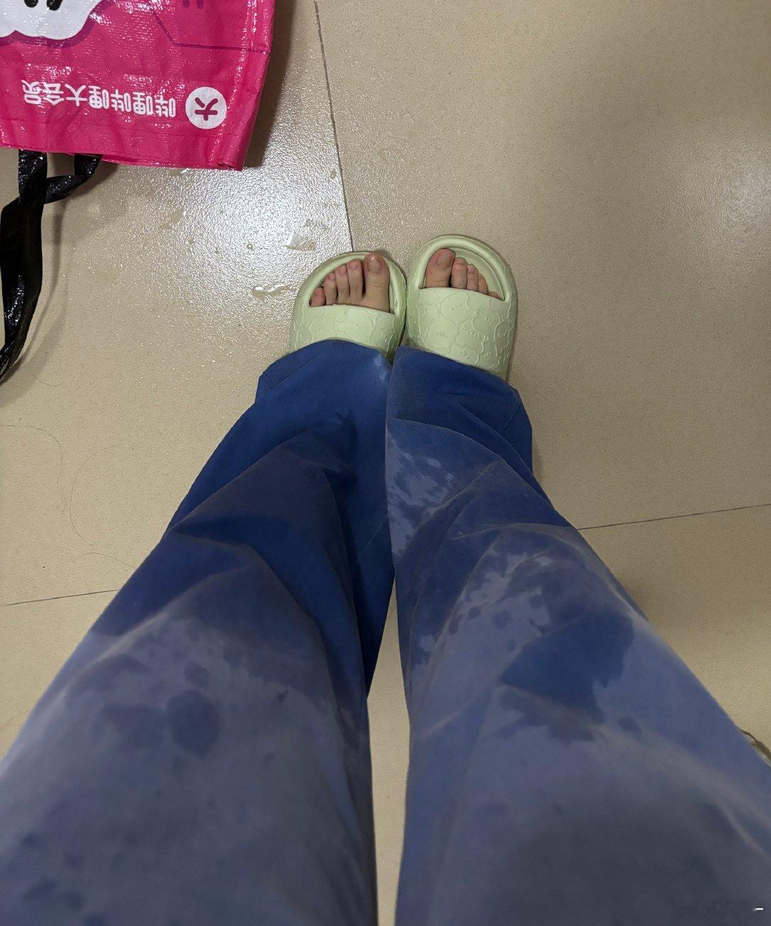 闹麻了穿了雨衣回来，裤腿还是湿完不要为难台风天还要上班的牛马啊，这暴雨什么时候才