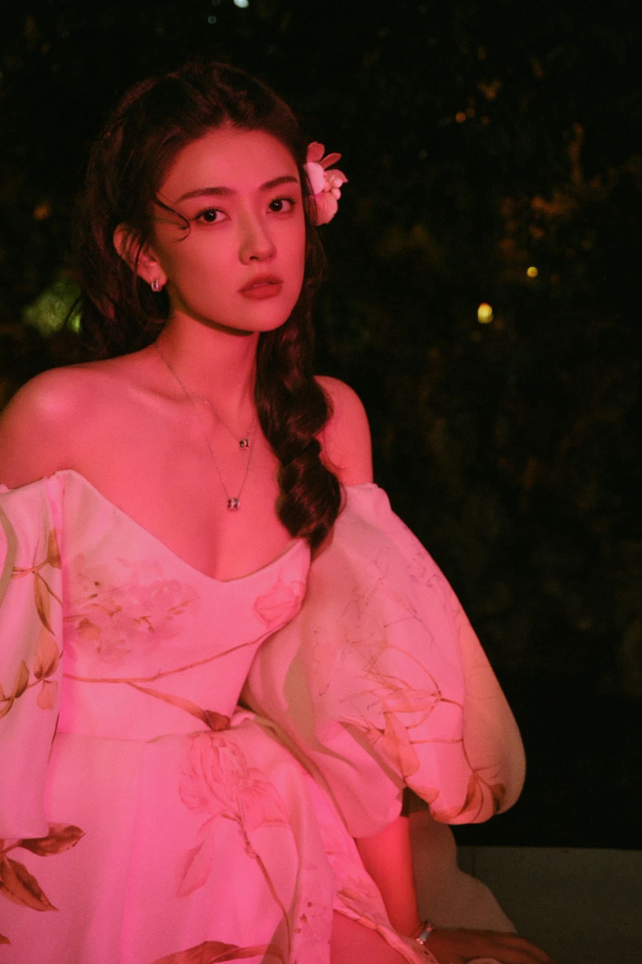 梁洁 花仙子从画中走来的不是公主，是春天本身🌷用一袭高定完成梦幻叙事。裙摆收纳