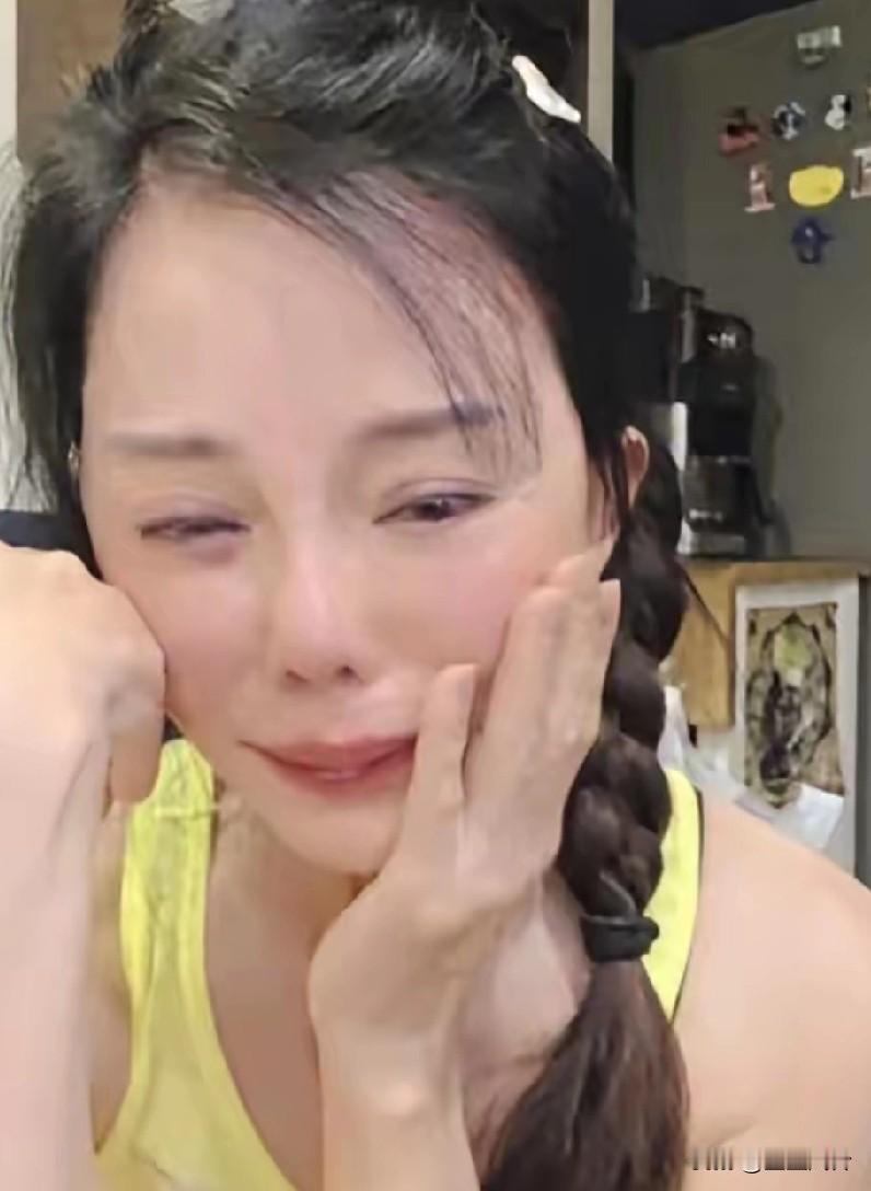 狄莺深夜哭着开直播，
表示既然警方要抓就抓吧，
这次不会去保儿子了！
武器专家，