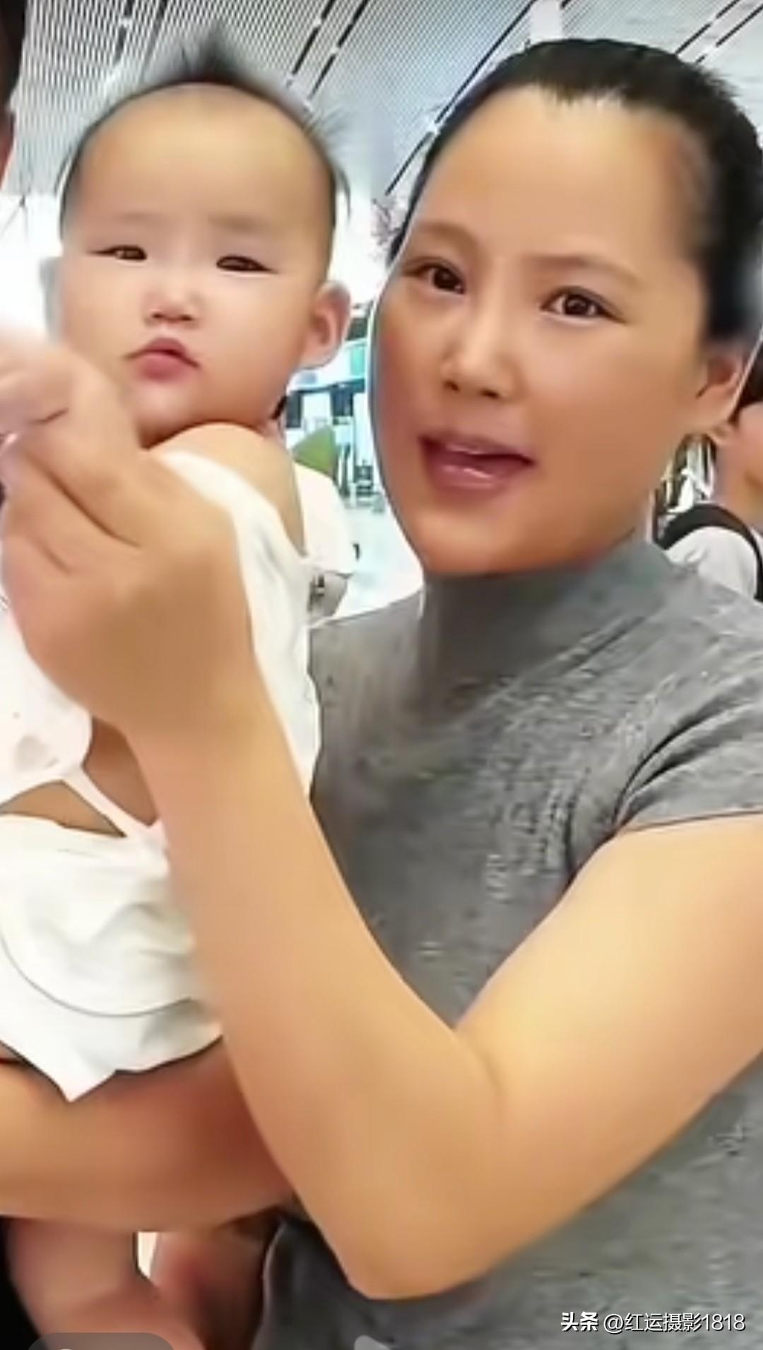 耿为华老师家的二宝9个多月了，小美女长得像爸爸又像妈妈，二宝好省心，她大口吃东西