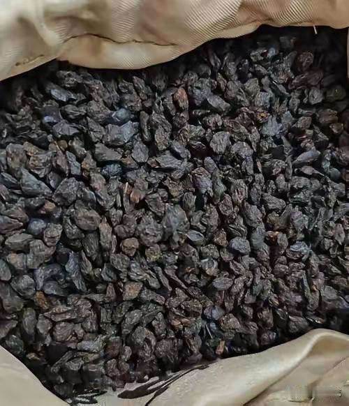 中国地大物博，这种茶叶也没见过。大家常喝的是龙井，白茶，碧镙春，乌龙茶，红茶，这