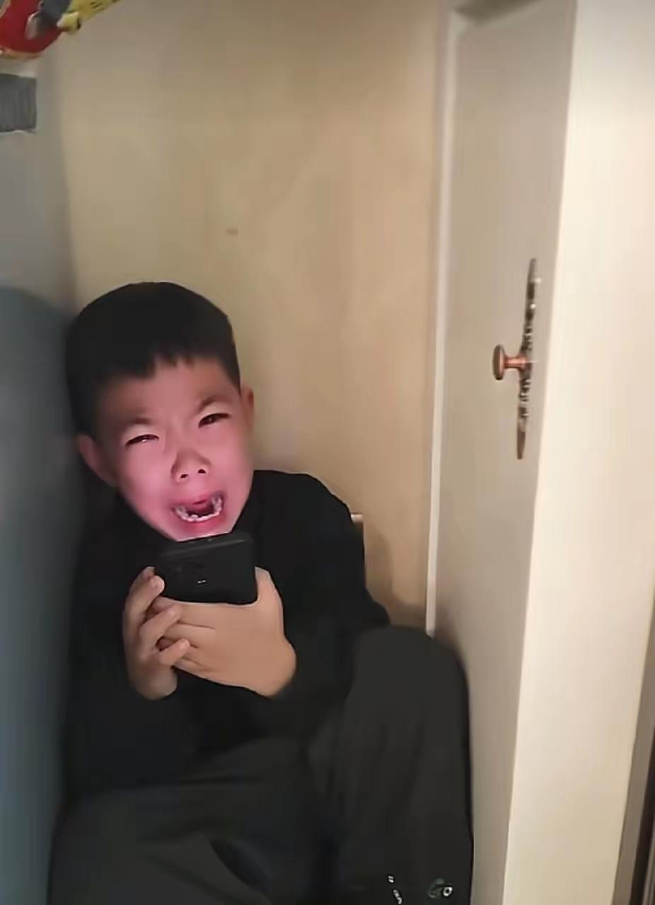 孩子爸爸下班回家，看见儿子坐在角落里盯着手机大哭，儿子说出的一句话，让爸爸瞬间泪