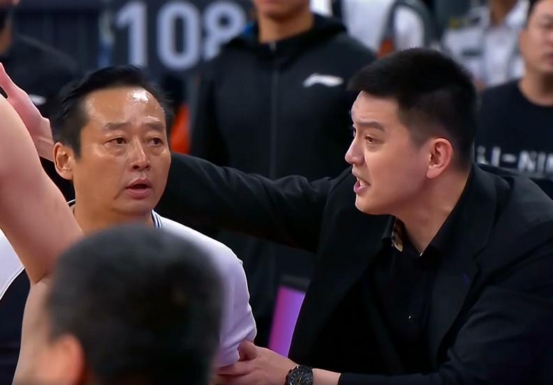 叼个勺子胡吹！总决赛G2裁判抢戏，疯狂找平衡

#CBA联赛#



北京时间5
