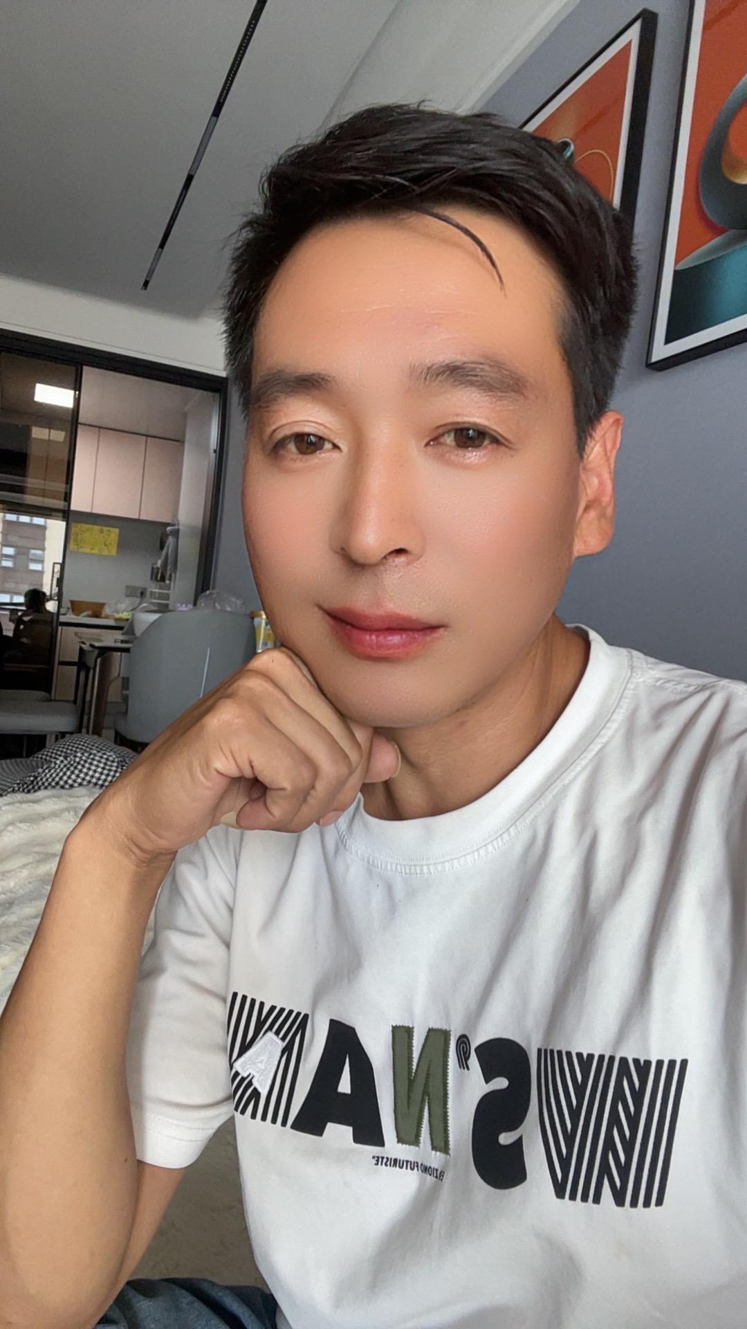 “成年人的世界里，从来都没有告别，只有心照不宣的疏离和悄无声息的渐行渐远。”