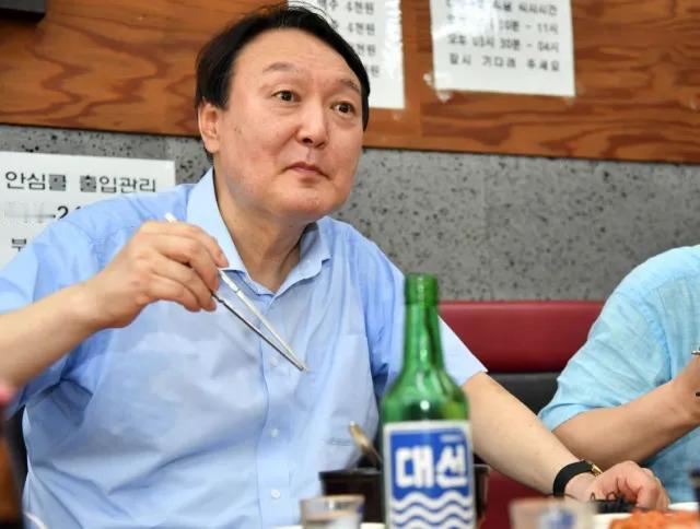 韩媒报道：12月3日韩国总统紧急颁布全国戒严令是喝完这瓶烧酒所为，颁布不到6小时