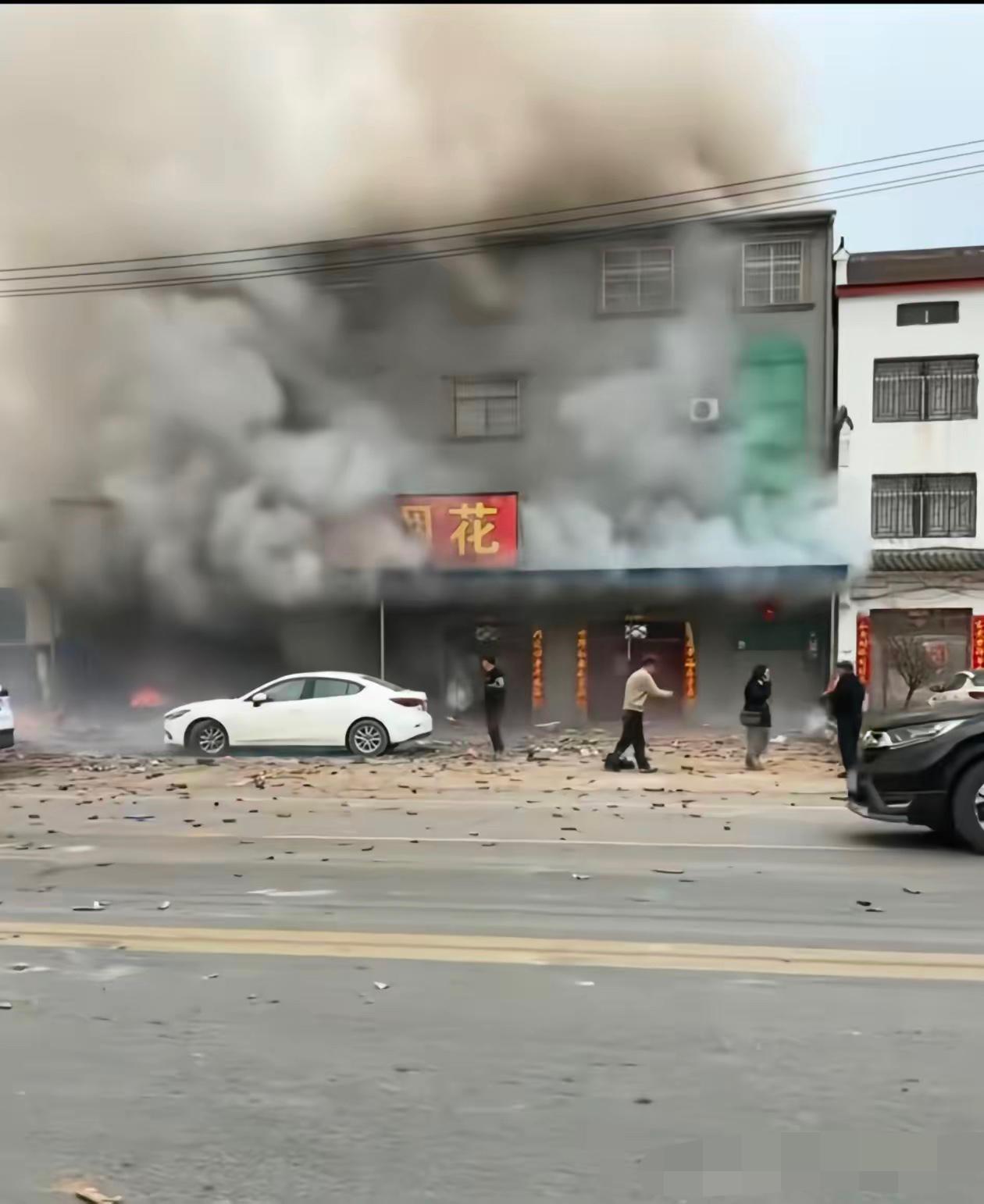 湖北宜城烟花爆竹店事故，有一点我想不明白，既然楼上是住人的，为什么要在1楼卖烟花