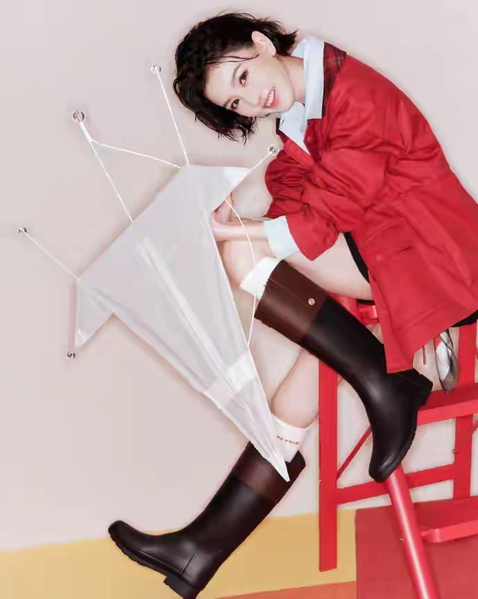 宋祖儿今日穿着长筒靴写真，老婆真美，腿真白
宋祖儿今日穿着长筒靴写真，老婆真美，