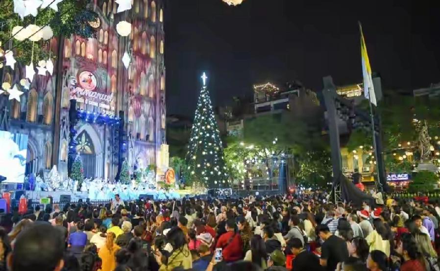 *越南全民庆祝圣诞节! 越南自从革新开放后，越来越与欧美接轨，不仅把英语作为第二