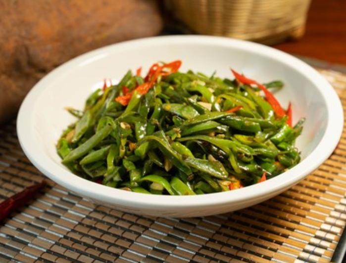 疯了吧，一盘素炒芸豆丝竟要三十块钱！
    小区门口前段时间新开了一家饭店，刚