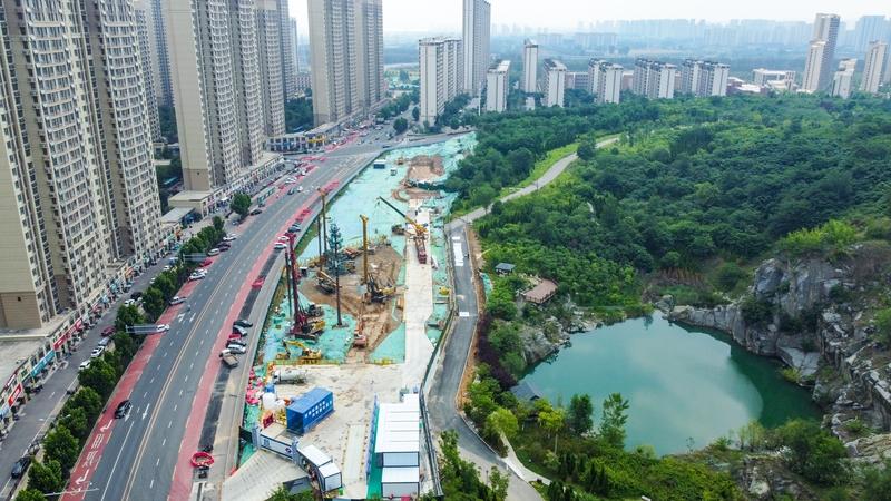 太白站周边那些看似荒芜的“空白地”，实际上是当地政府预留的产业“巨型盲盒”。
