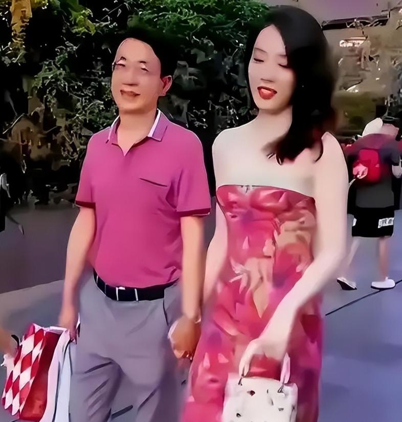 “牵手门”后，董思槿的人生彻底改写。2023年6月，成都太古里街头一段牵手视频炸