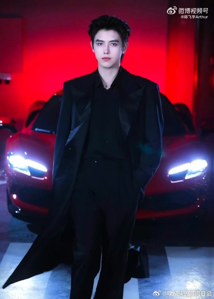 三一拍的迪丽热巴陈飞宇 迪丽热巴陈飞宇碟中谍即视感眼神交汇、并肩狂奔，势均力敌的