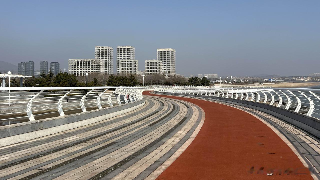 青岛即墨蓝谷滨海公园（人才公园）正月十一日天气晴朗，第一次来这里选择性的游玩，了