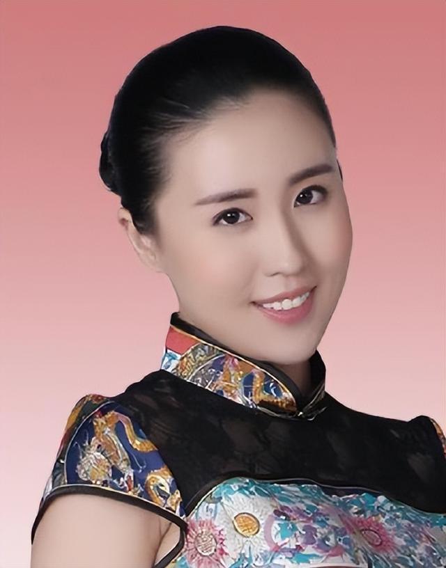 演员，关思慧，父亲是关小平，姨父是王小利，她说，小时候，就怕人家问，你父母是干什