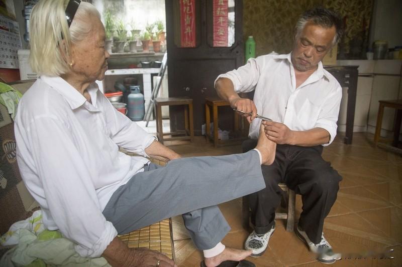 照顾晚年老人，孝顺藏在日常细节里。陪伴吃饭就是很好的体现，周末陪老人吃顿饭，给他