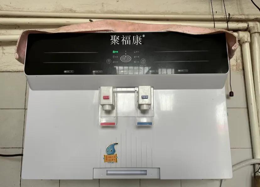 农村老人的钱真好赚…
就这一个杂牌，我以为就几百，竟然要接近两千，销售良心不会痛