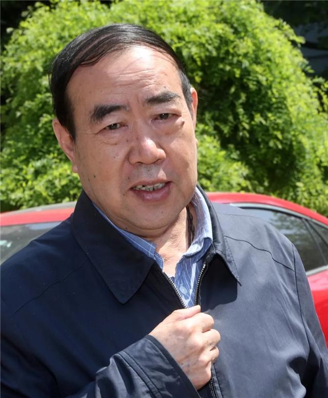 网友戏说：贾平凹（本名贾平娃），在几十年前就知道社会不公平，于是他给自己起了笔名