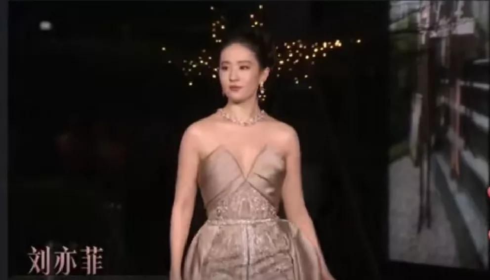 Vogue 时尚之力盛典，刘亦菲红毯走秀压轴登场，黄玫瑰花瓣雨飘落，那一刻，仿佛