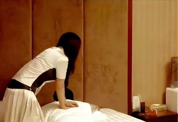 夜晚两名男子结伴前往足浴场所消费，进店后男子单独安排一名女技师提供服务，整套服务