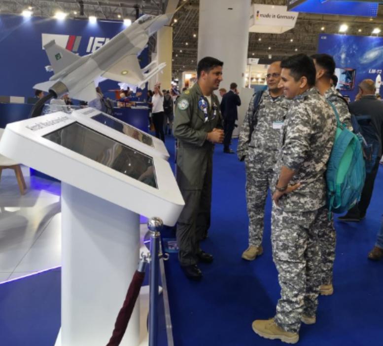 【印度飞行员围观枭龙，面带神情复杂的笑容】

近日，阿联酋举办的迪拜航展上，出现