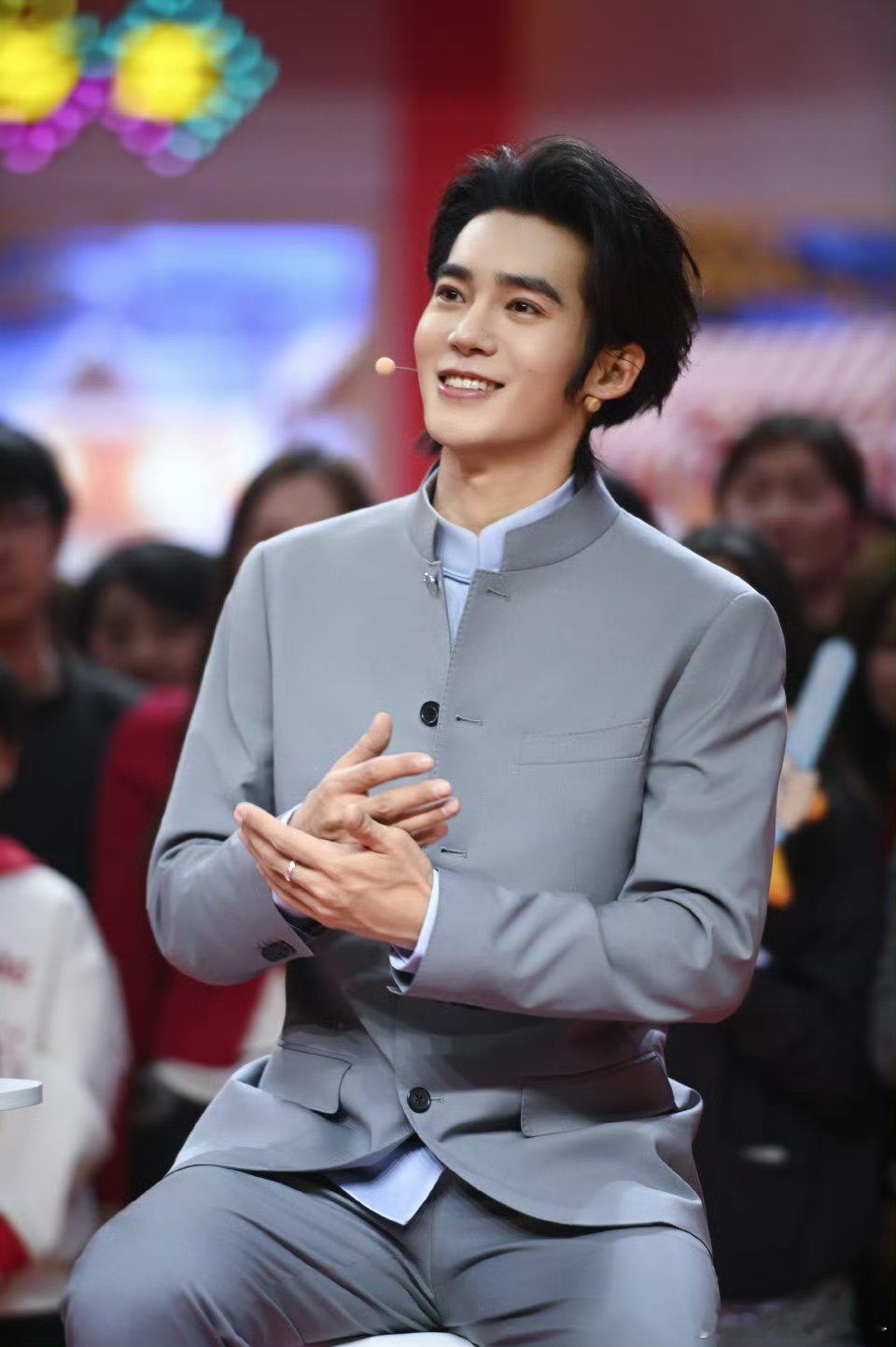 辽宁春晚于适骑马出场西装革履配骏马，于适这出场太有排面了！稳稳驾驭全场，马年开场