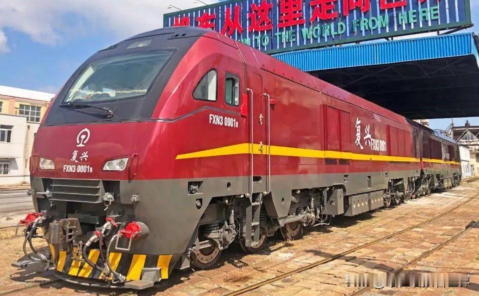 图一‌FXN3型内燃机车，内电双源动力集中型动车组内燃动力车的原型车。
图二‌F