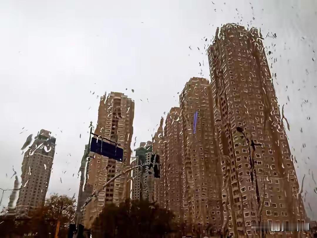 东京那个程序员老陈跟我说，他在日本待了六年了，现在看东京就跟看成都武汉差不多，也