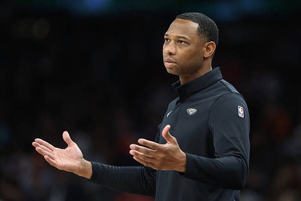 Shams：鹈鹕主教练威利·格林下课。