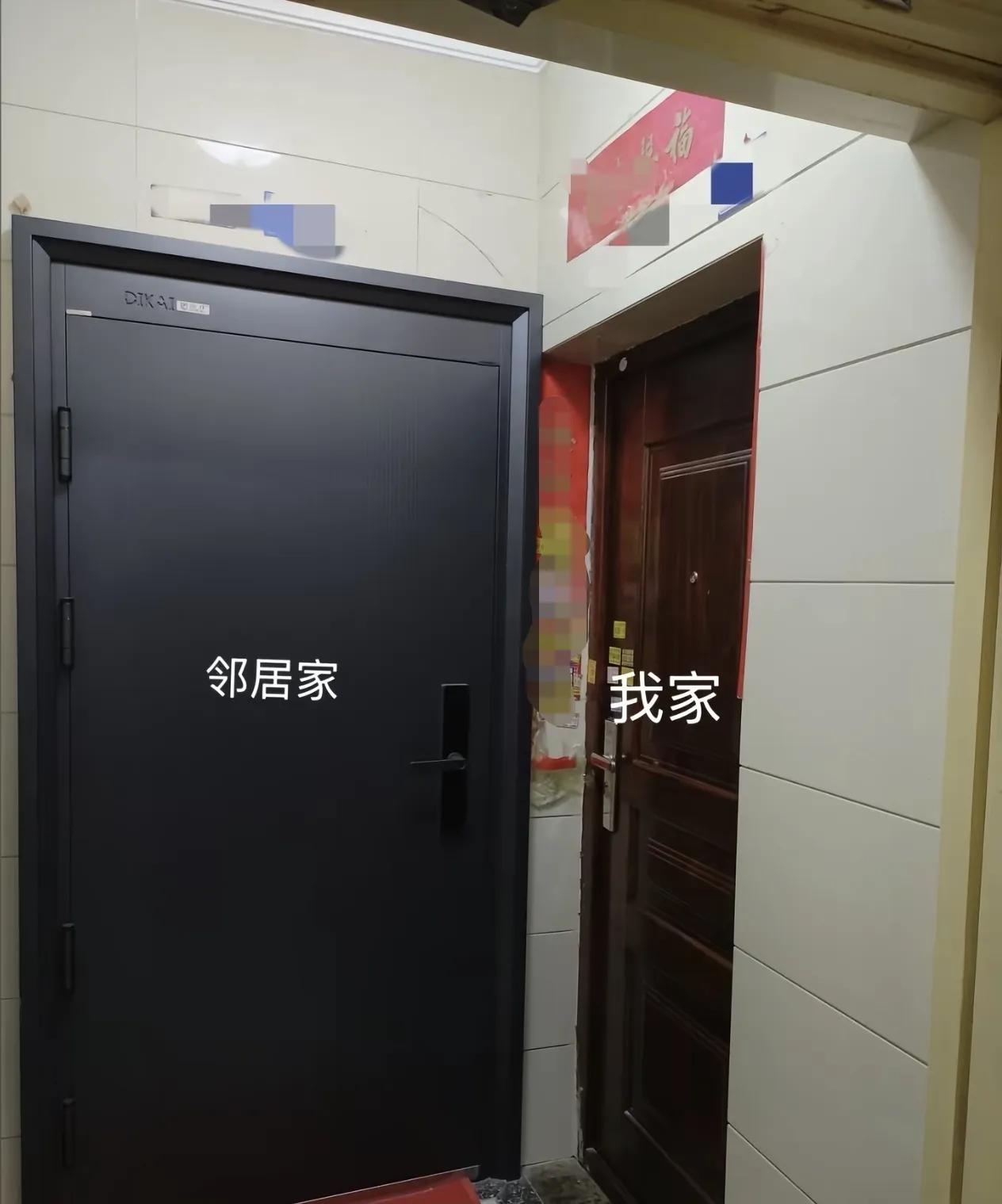 隔壁邻居趁我家没人偷偷换了大门，占用了我家门洞位置，并且还把原来的内开门改成了现