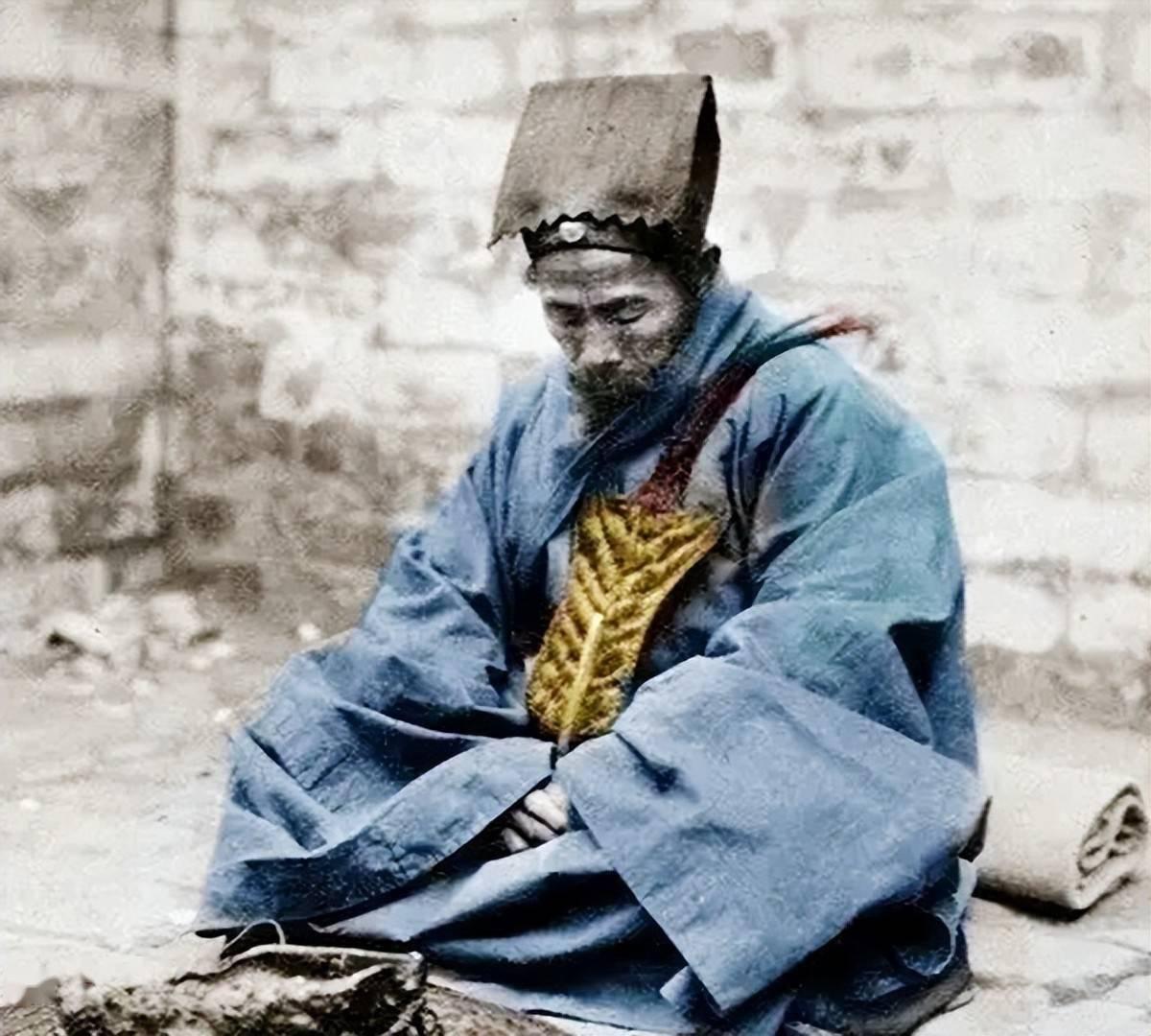 1937年，甘肃万佛峡，马家军将一个老道吊起来，还当着他的面，把一个小道士开膛破